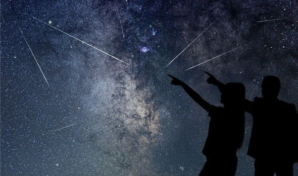 Toi nay, Viet Nam tiep tuc don mua sao bang hinh anh