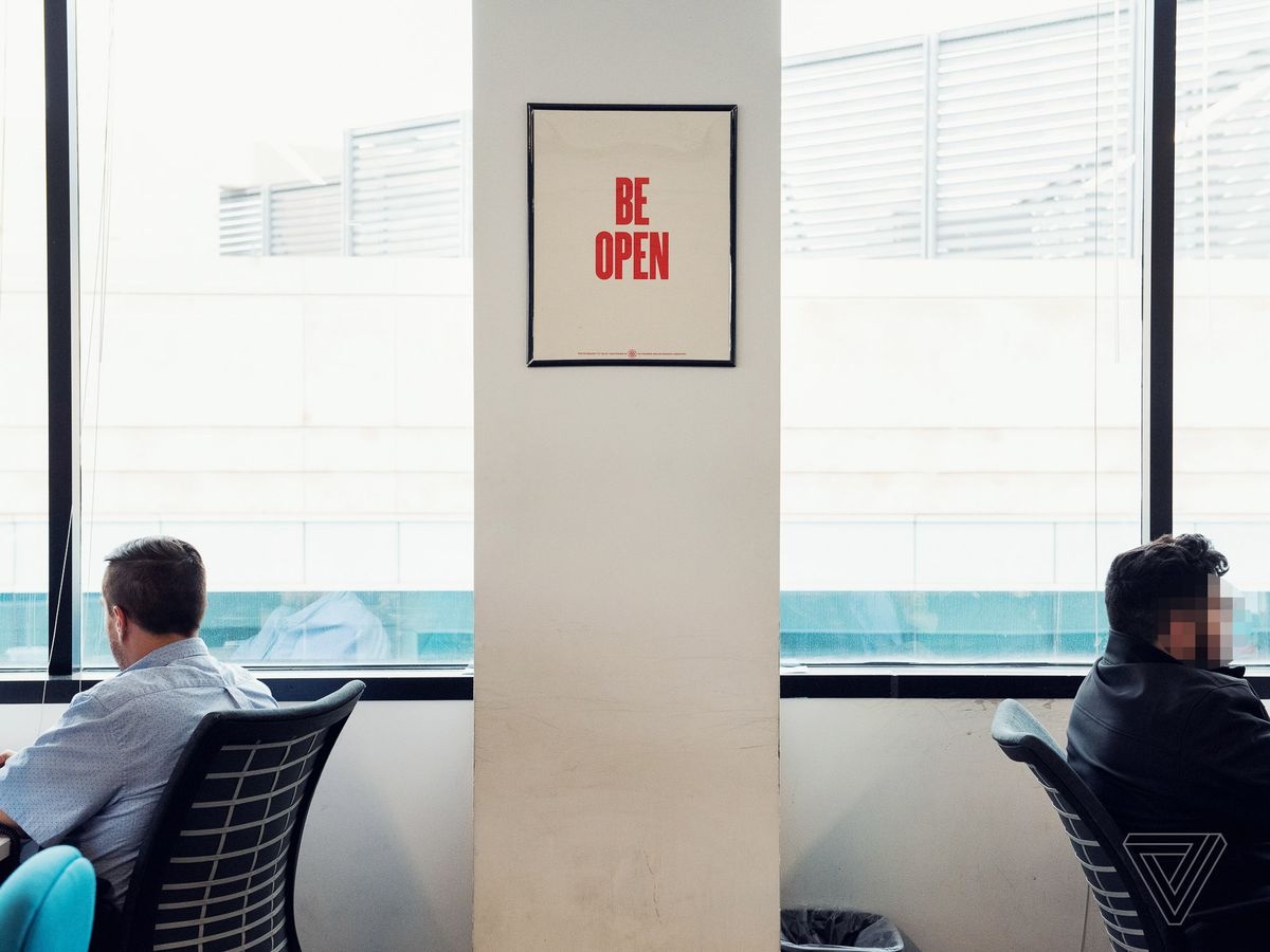 Kiem duyet vien Facebook: 'Chung toi bi doi xu nhu cong dan hang 2' anh 2