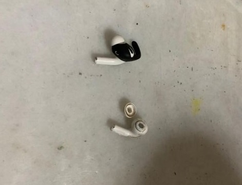 Bi cay do de chet khi dang deo tai nghe chong on hinh anh