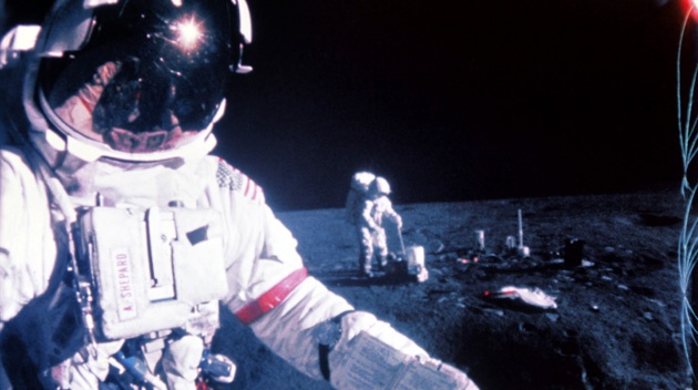 Phi hanh gia Alan Shepard danh golf tren Mat Trang hinh anh