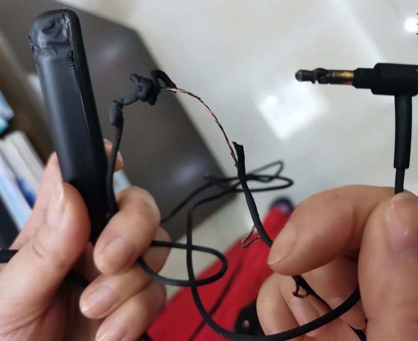 Tai nghe Sony phat no khi sac tren may bay anh 1