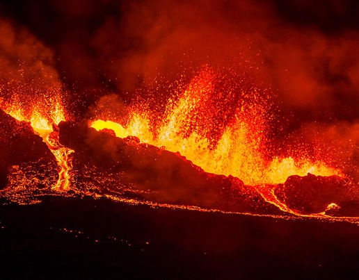 Drone tan chay khi quay nui lua phun anh 1