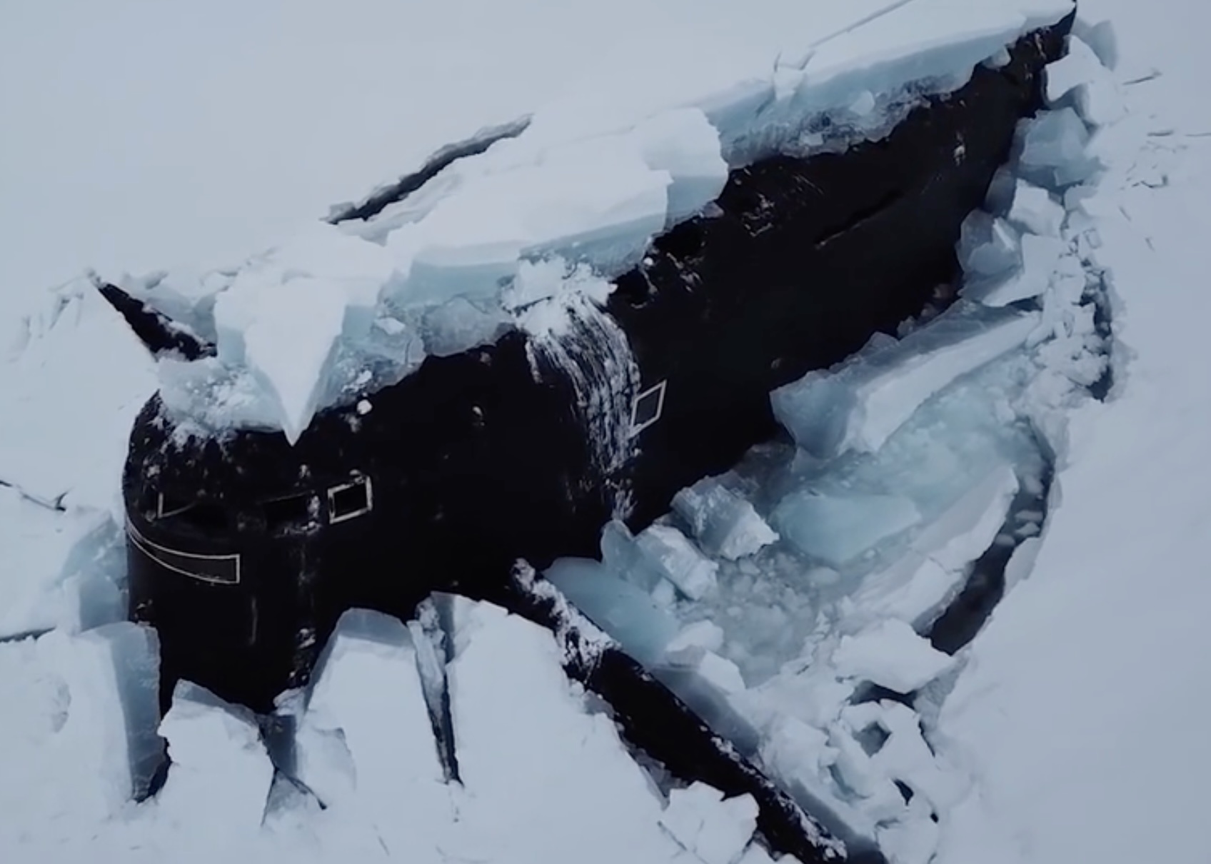 Ve tinh bat gap tau ngam Nga troi len tu duoi bang hinh anh
