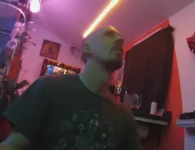 Vi tien, nguoi dan ong tuyen bo livestream trong 10 nam hinh anh