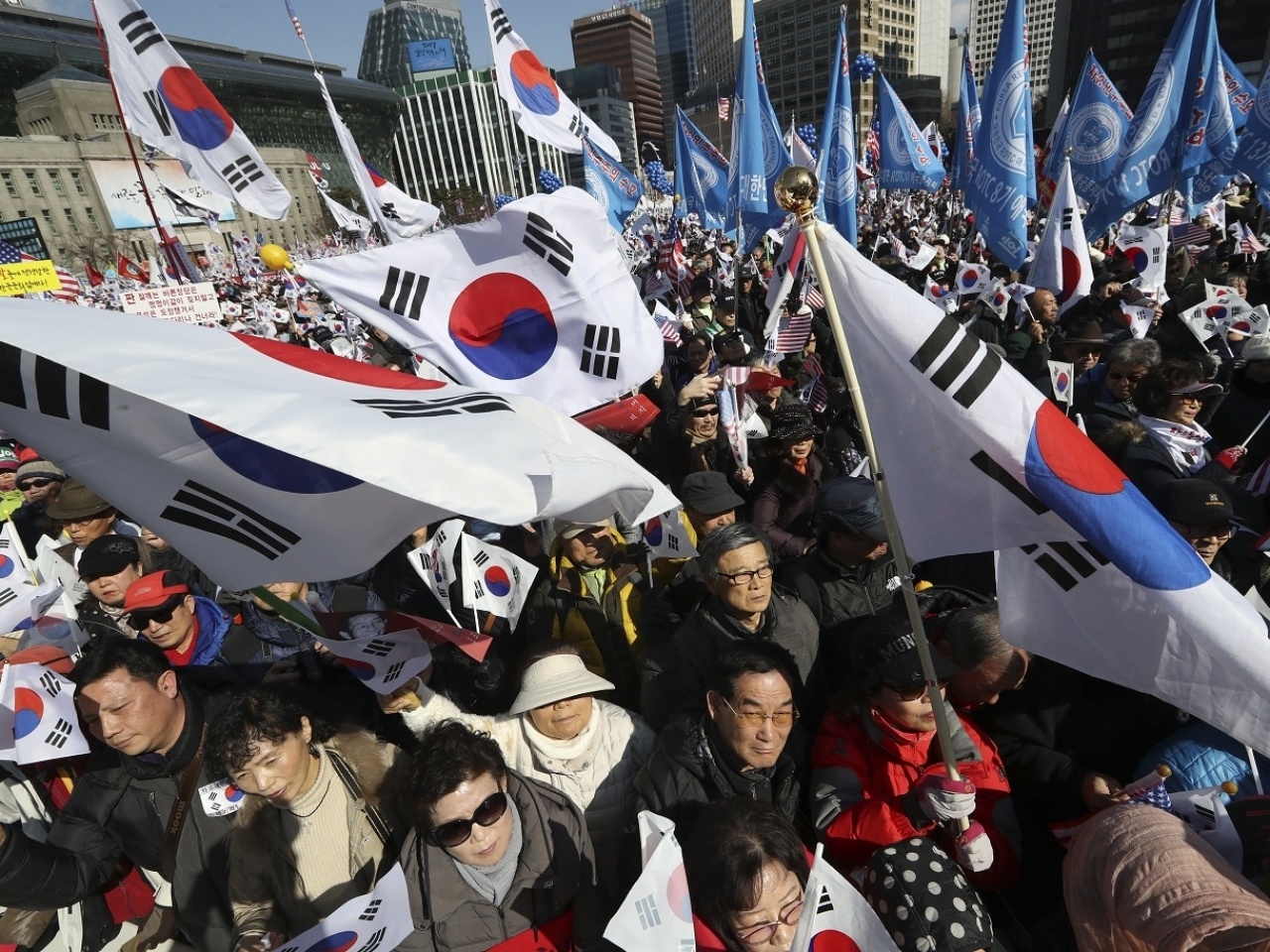 Cac nhom bieu tinh dung do o Seoul vi vu luan toi tong thong hinh anh