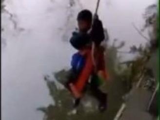 Be trai Trung Quoc bi cha treo tren song de bat lam bai tap hinh anh