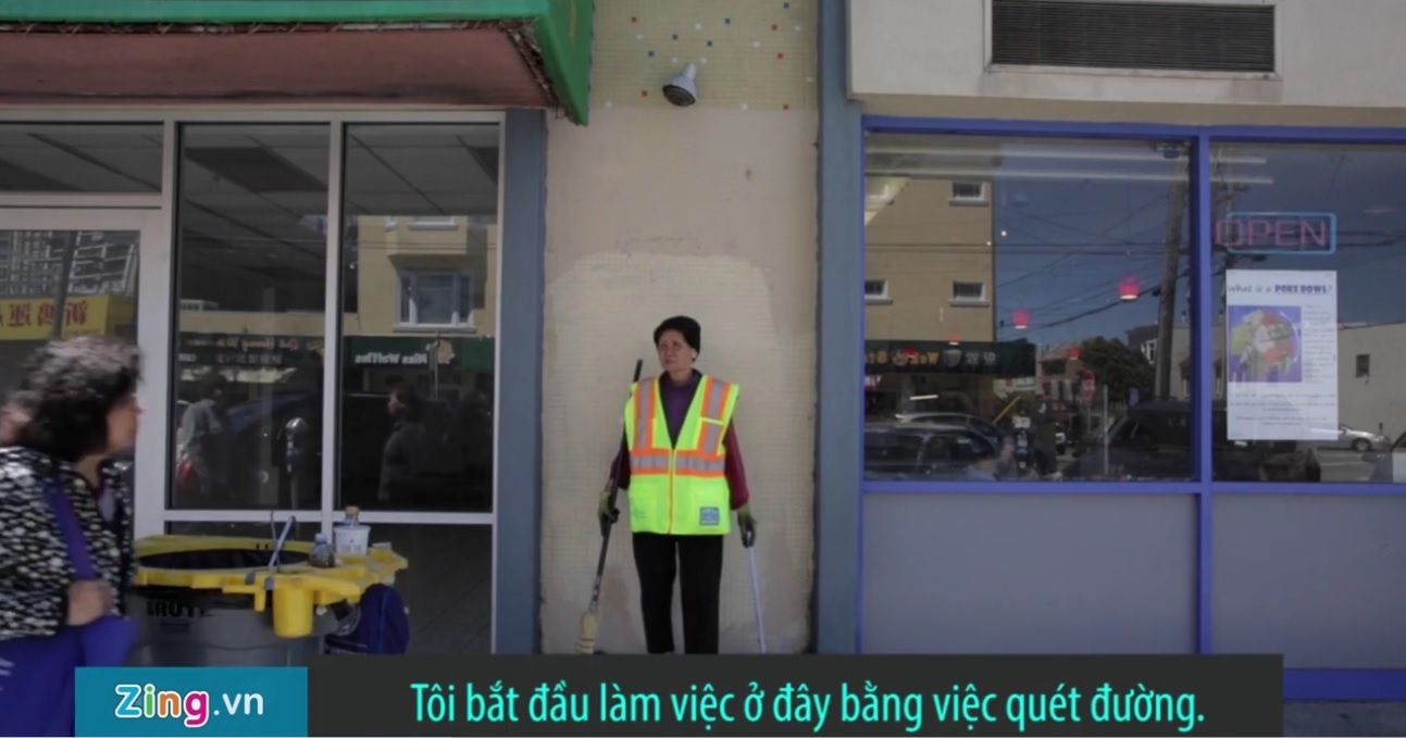 Cu ba goc Viet lam nghe quet rac o My hinh anh