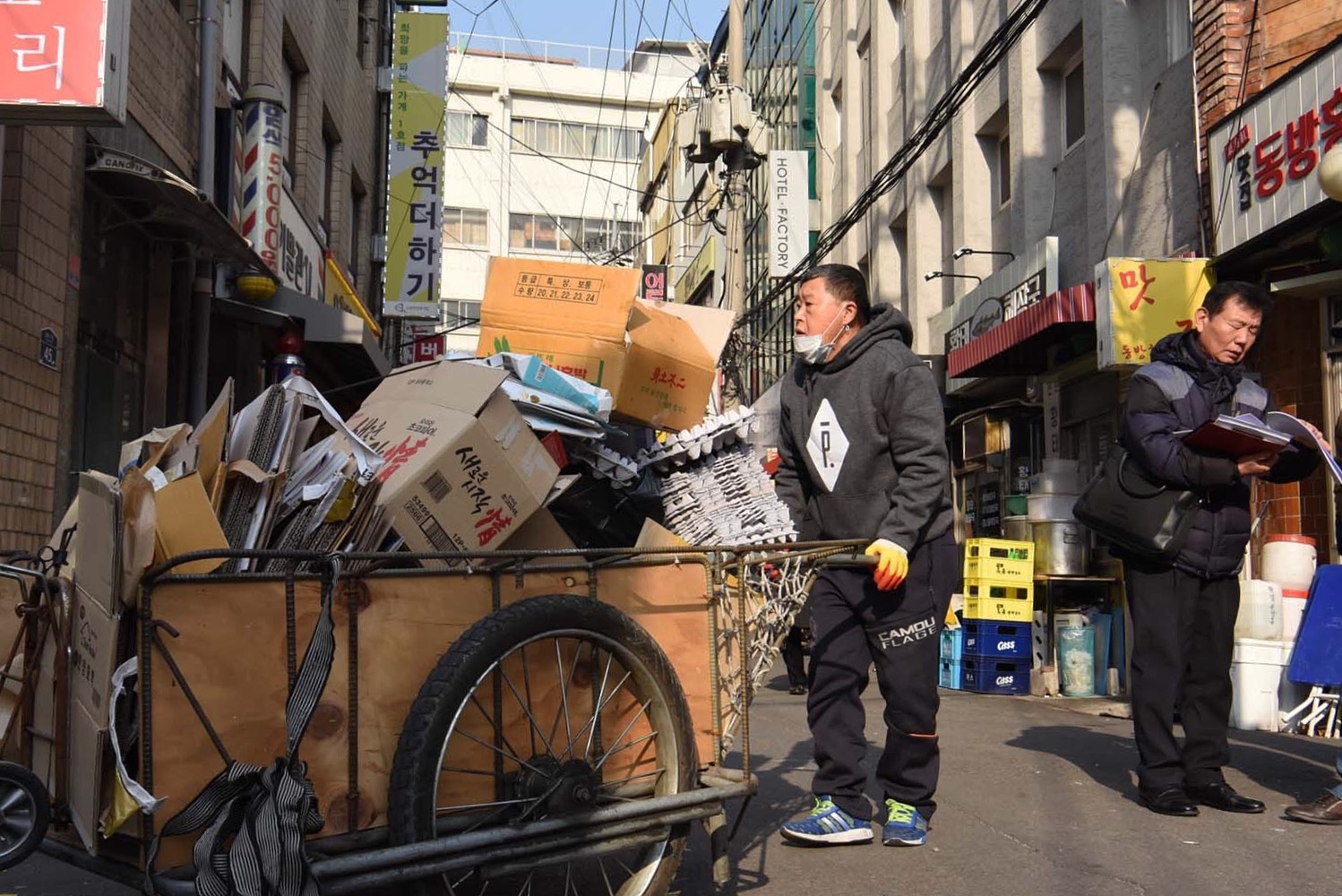 người già ở Hàn Quốc làm việc đến chết ảnh 2 nguoi gia o Han Quoc lam viec den chet anh 2