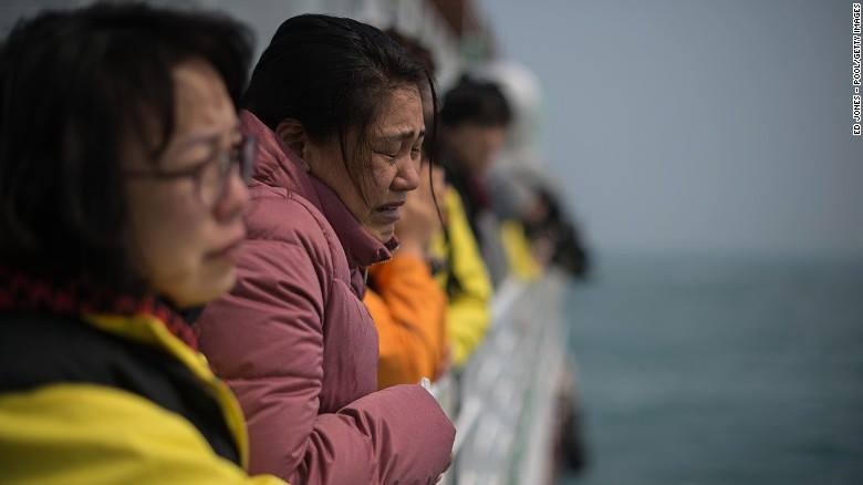 Cau chuyen am anh cua cac gia dinh nan nhan vu chim pha Sewol hinh anh