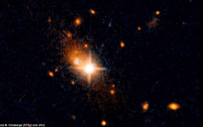 Phat hien lo den quai vat lon bang 1 ty Mat Troi hinh anh