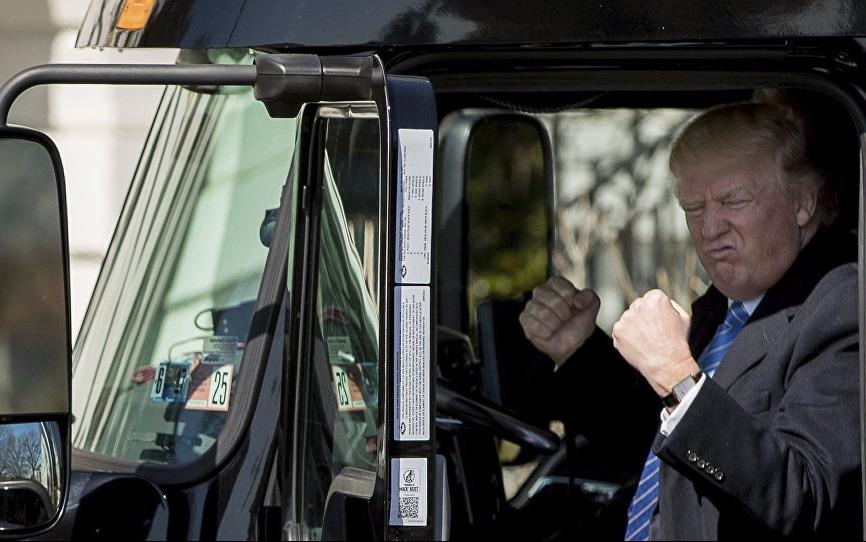 Tong thong Trump leo len xe tai gia vo lai hinh anh