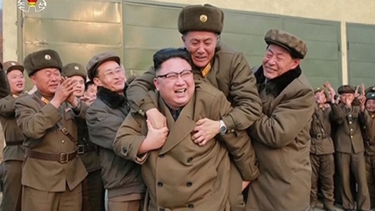 Ong Kim Jong Un cuoi tuoi, cong cap duoi tren lung hinh anh