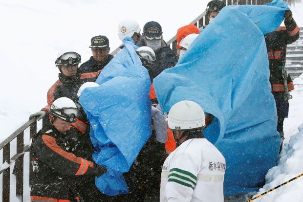 8 hoc sinh bi chon vui do lo tuyet o Nhat Ban hinh anh