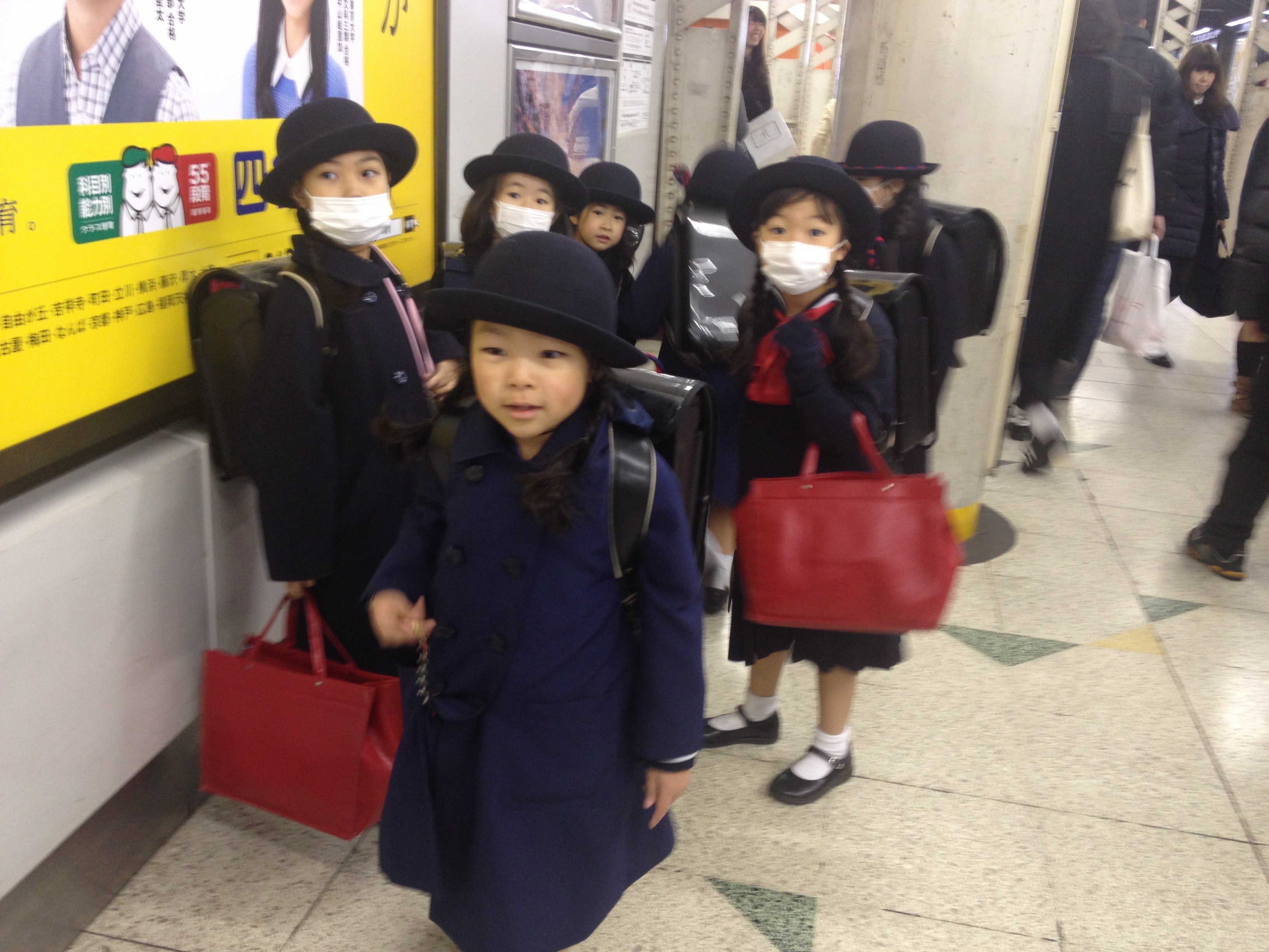 Nhung buoi den truong day mau sac cua cac em be o Nhat hinh anh