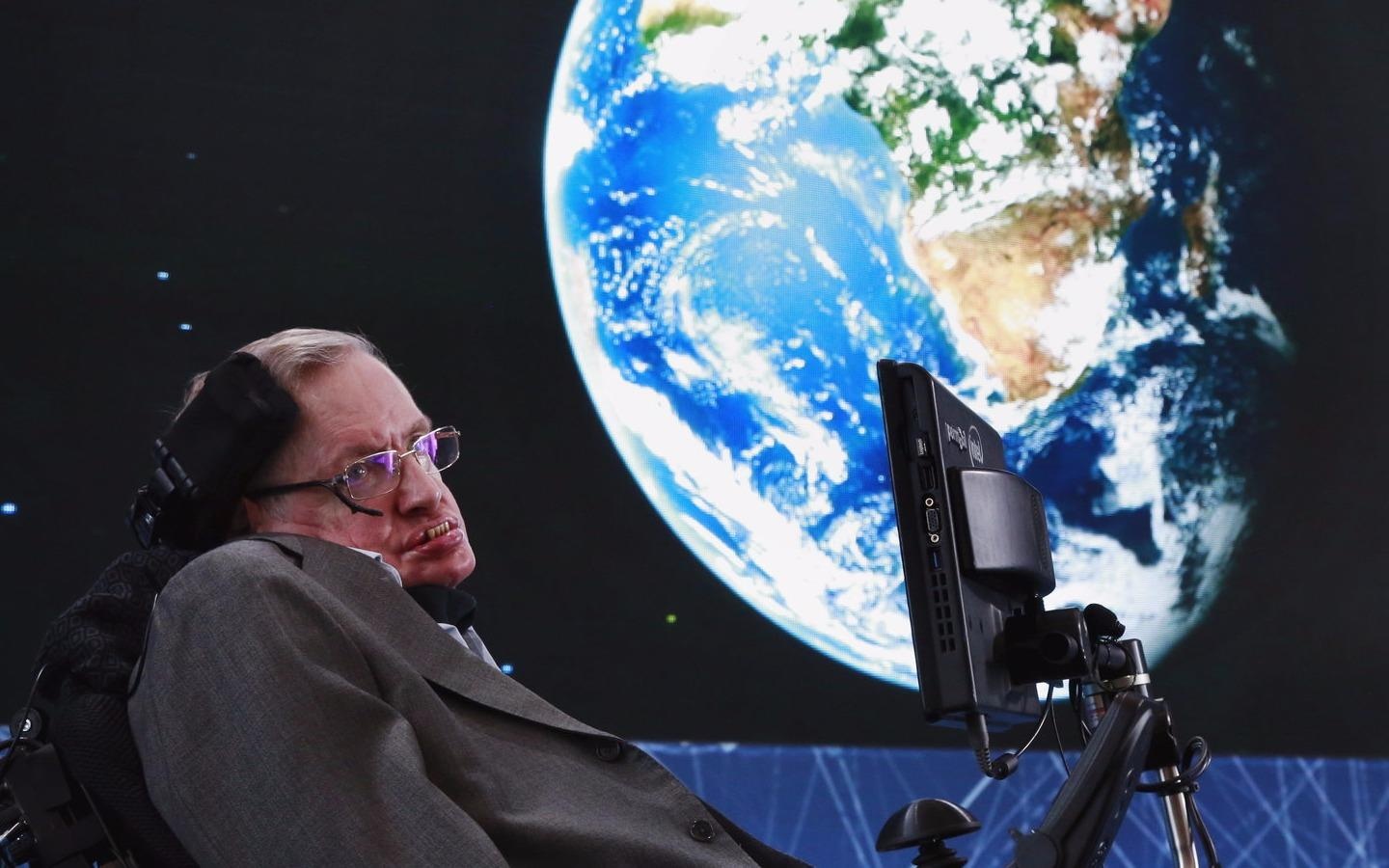 Stephen Hawking: Nhan loai chi con 100 nam de roi Trai Dat hinh anh