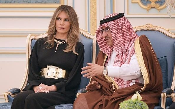 Tranh cai ve trang phuc cua vo con ong Trump o Saudi Arabia hinh anh