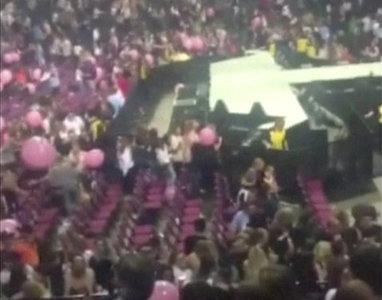 Nha thi dau Manchester o Anh hon loan sau vu no hinh anh