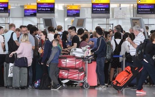 San bay Anh hon loan vi sap may tinh toan cau hinh anh