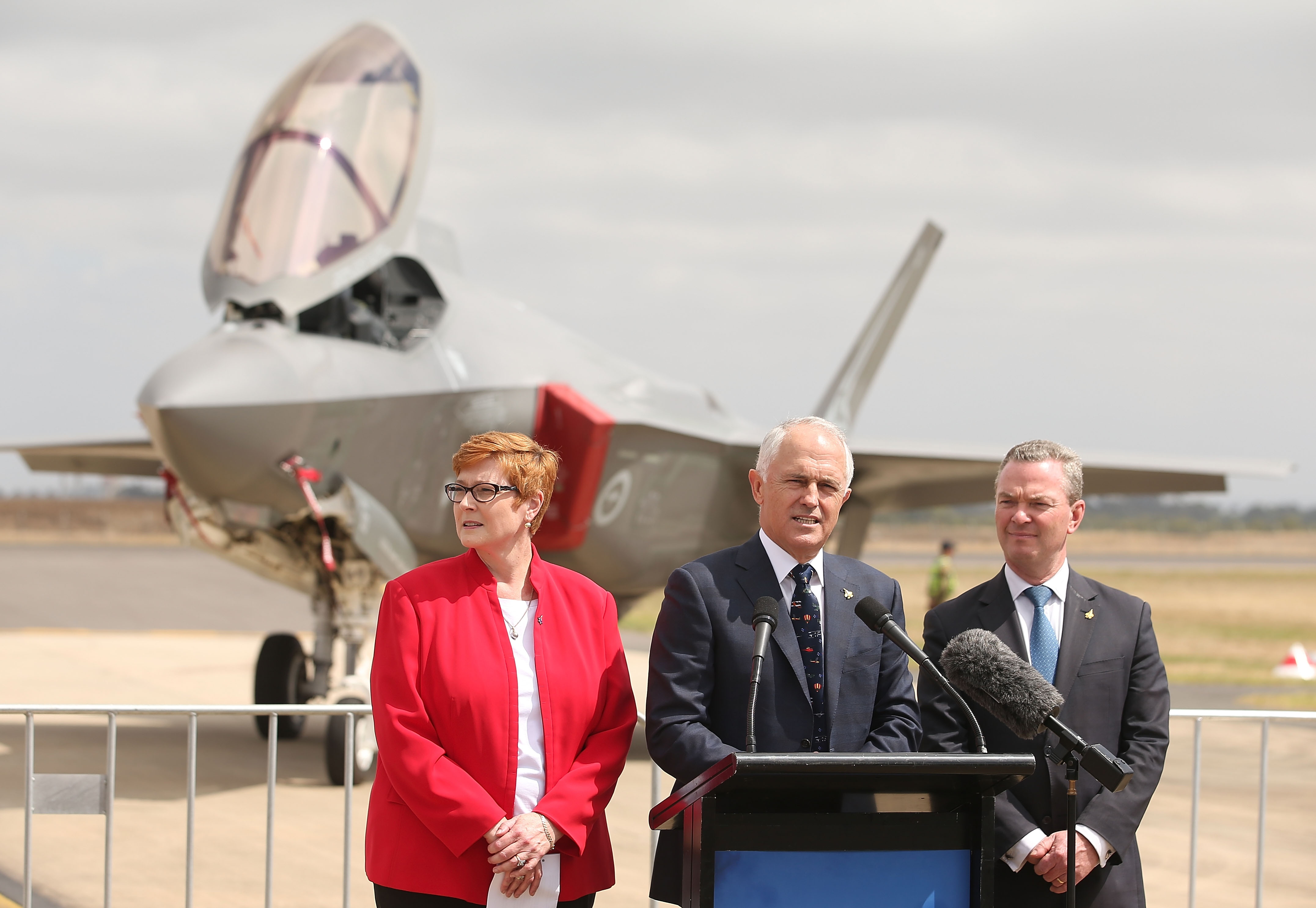 nu bo truong quoc phong anh 9