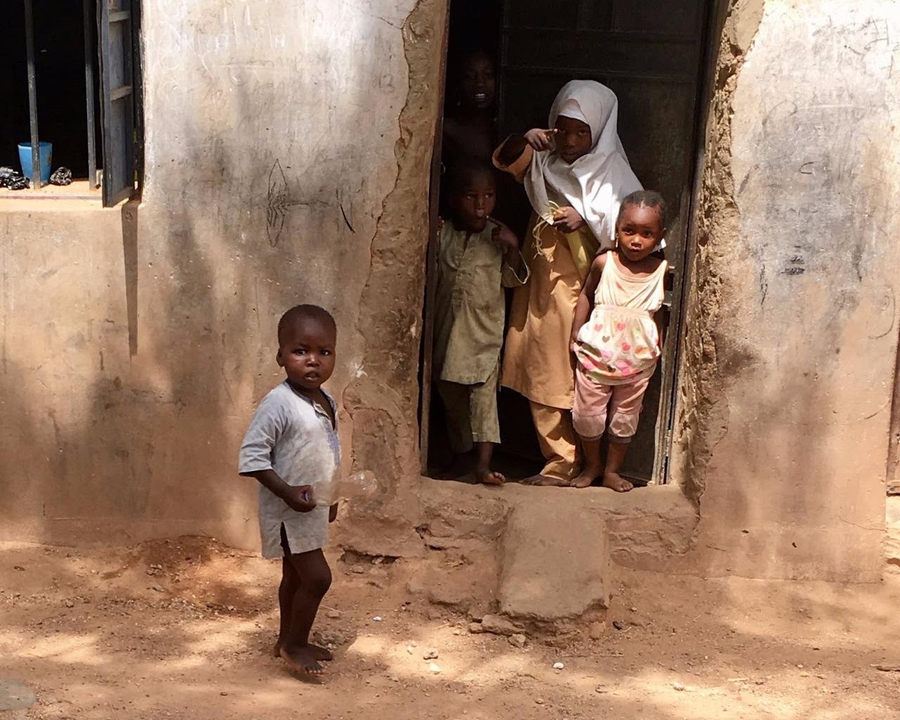 Luc dia den - hanh trinh doc 5 nuoc Tay Phi qua ong kinh nguoi Viet hinh anh