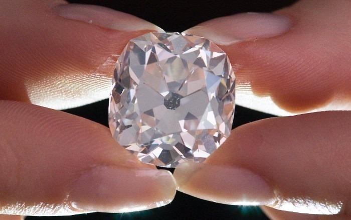 Mua nhan kim cuong 13 USD o cho troi, ban duoc 850.000 USD hinh anh