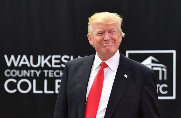tong thong Trump bi kien anh 1