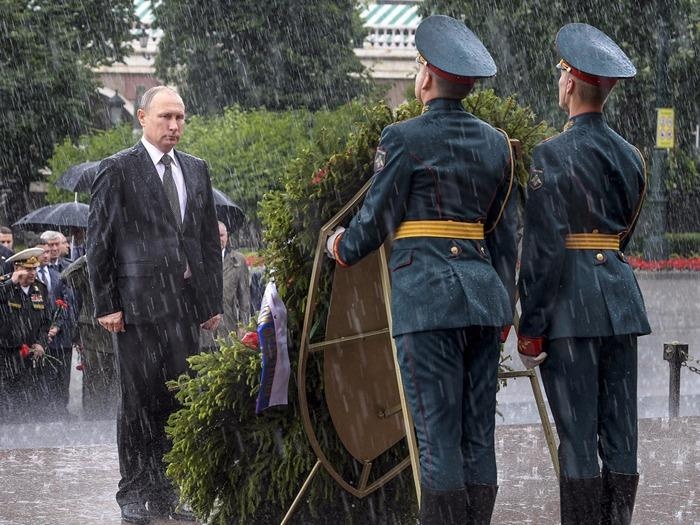 Khoanh khac Tong thong Putin dung dam mua vao top anh tuan hinh anh