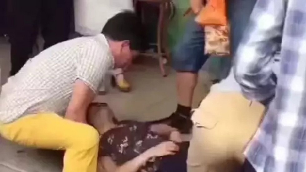 Du khach Trung Quoc ngat xiu vi lam vo vong ngoc 44.000 USD hinh anh