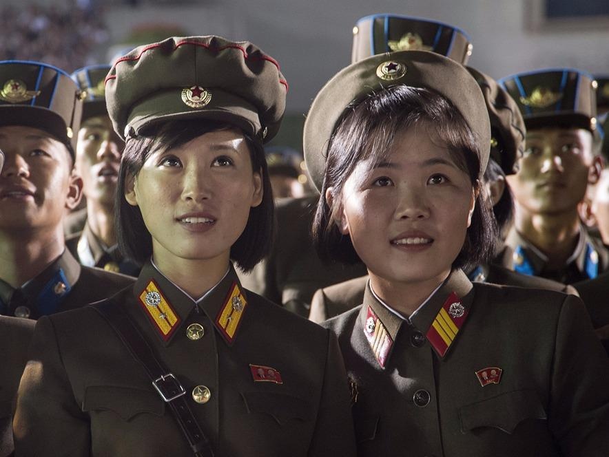 Nu quan nhan Trieu Tien mung vu phong ten lua vao top anh tuan hinh anh