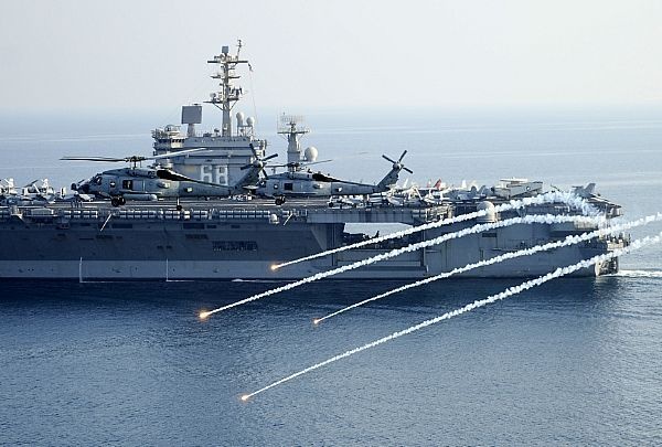 My ban canh cao tau Iran gan gian khoan dau Vinh Ba Tu hinh anh