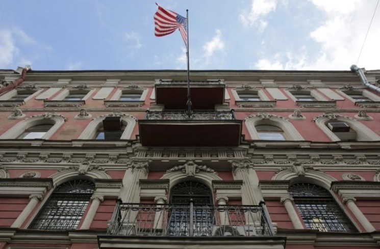 Su quan My ra sao khi bi Nga cat giam hang tram nhan vien? hinh anh