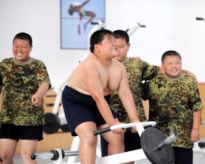 Trai huan luyen kieu quan doi cho tre beo phi o Trung Quoc hinh anh