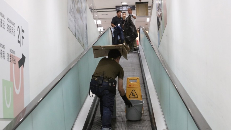 Axit ro ri o trung tam thuong mai Hong Kong, 8 nguoi bi thuong hinh anh