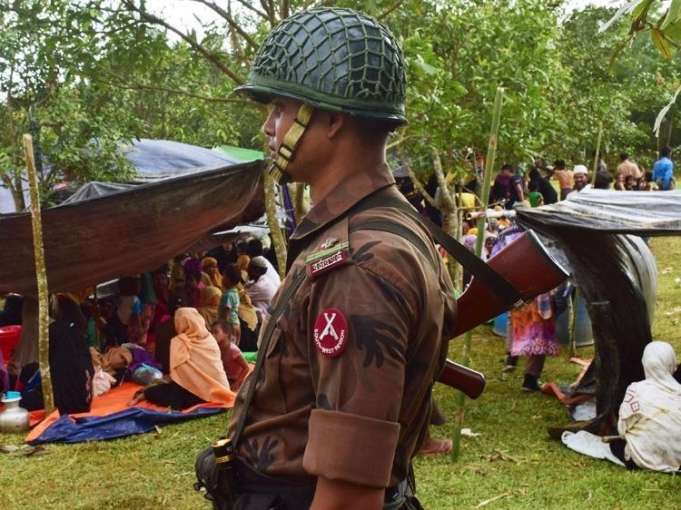 Hang nghin dan hoang so chay tron bao loan o Myanmar hinh anh