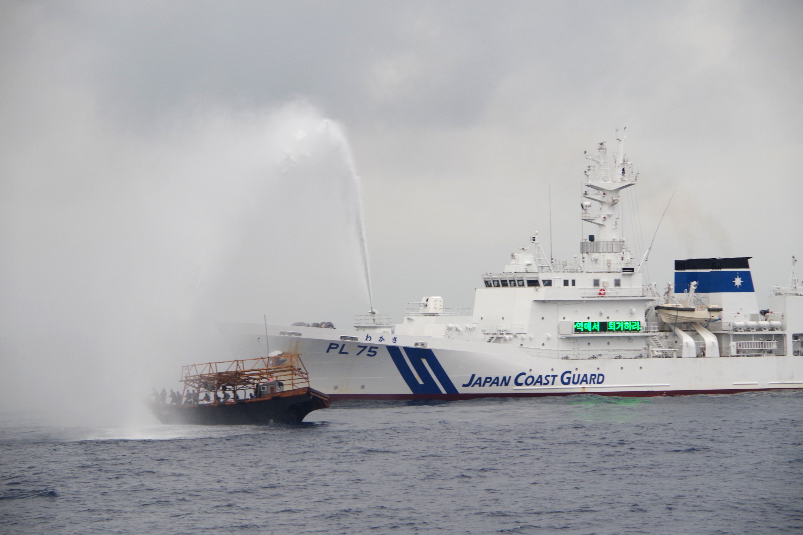 Nhat Ban truc xuat hang tram tau ca Trieu Tien hinh anh