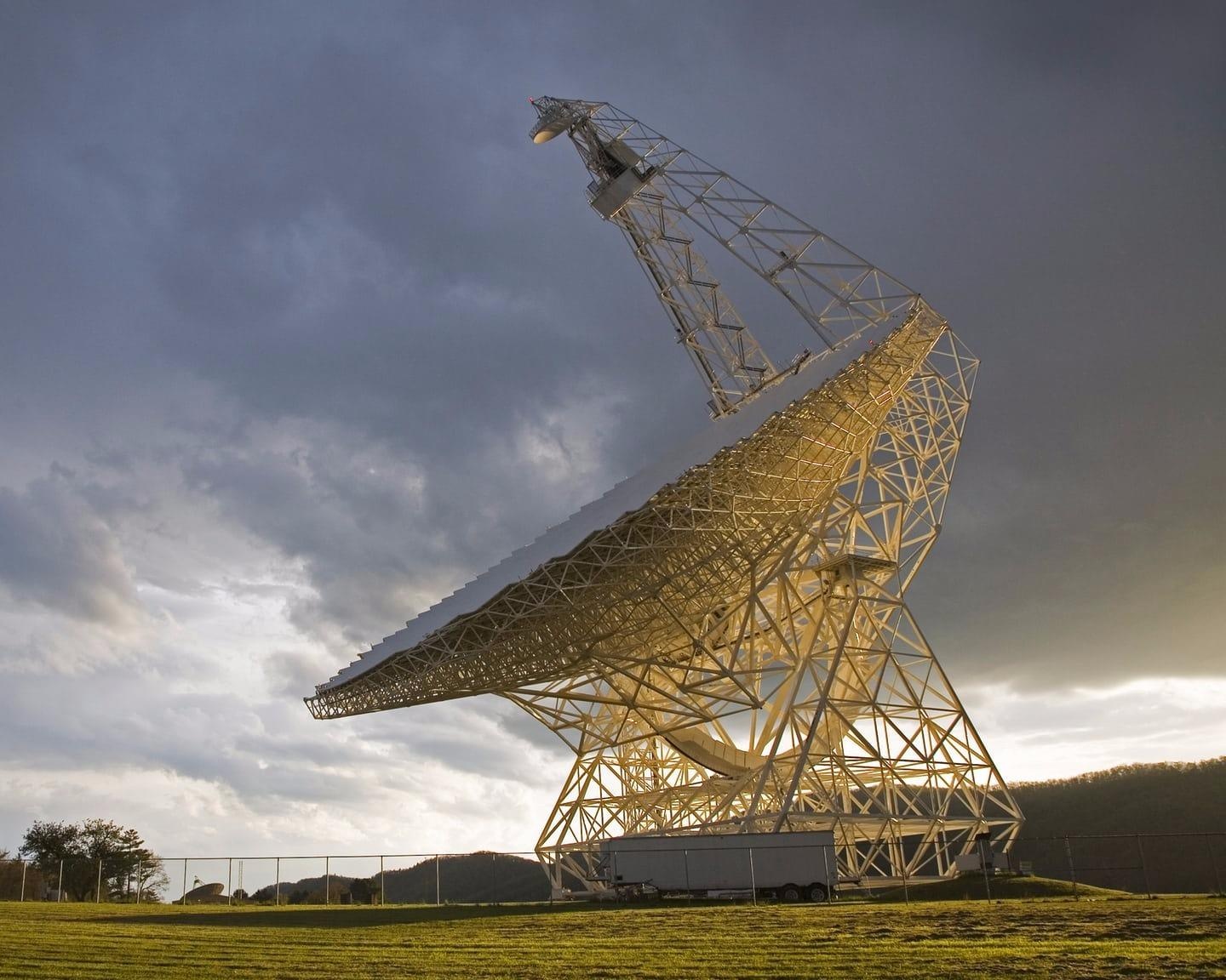 Phat hien song vo tuyen bi an cach Trai Dat 3 ty nam anh sang hinh anh