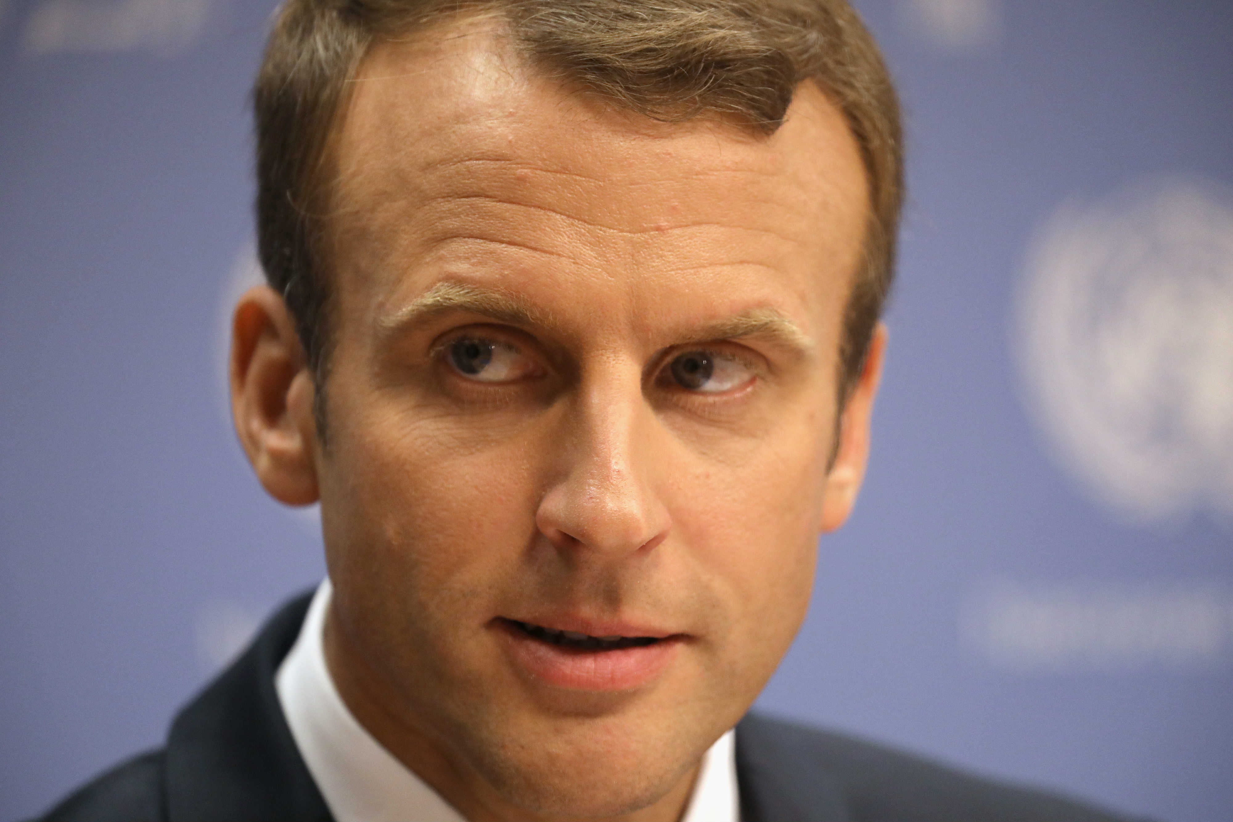 Tong thong Macron truot dai vi thai do ngao man, xa cach hinh anh