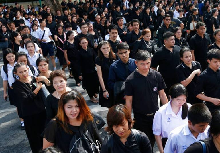 Nguoi Thai xep hang 2 km vieng Vua Bhumibol truoc hoa tang hinh anh