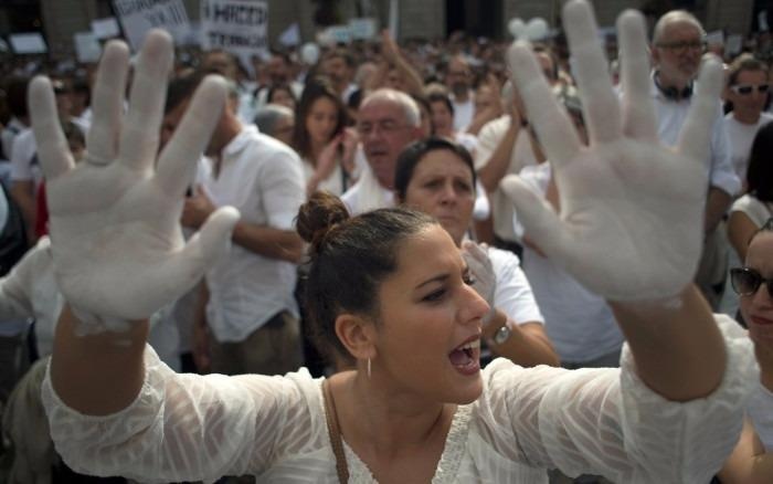 Nguoi bieu tinh Catalonia mac do trang keu goi doi thoai hinh anh