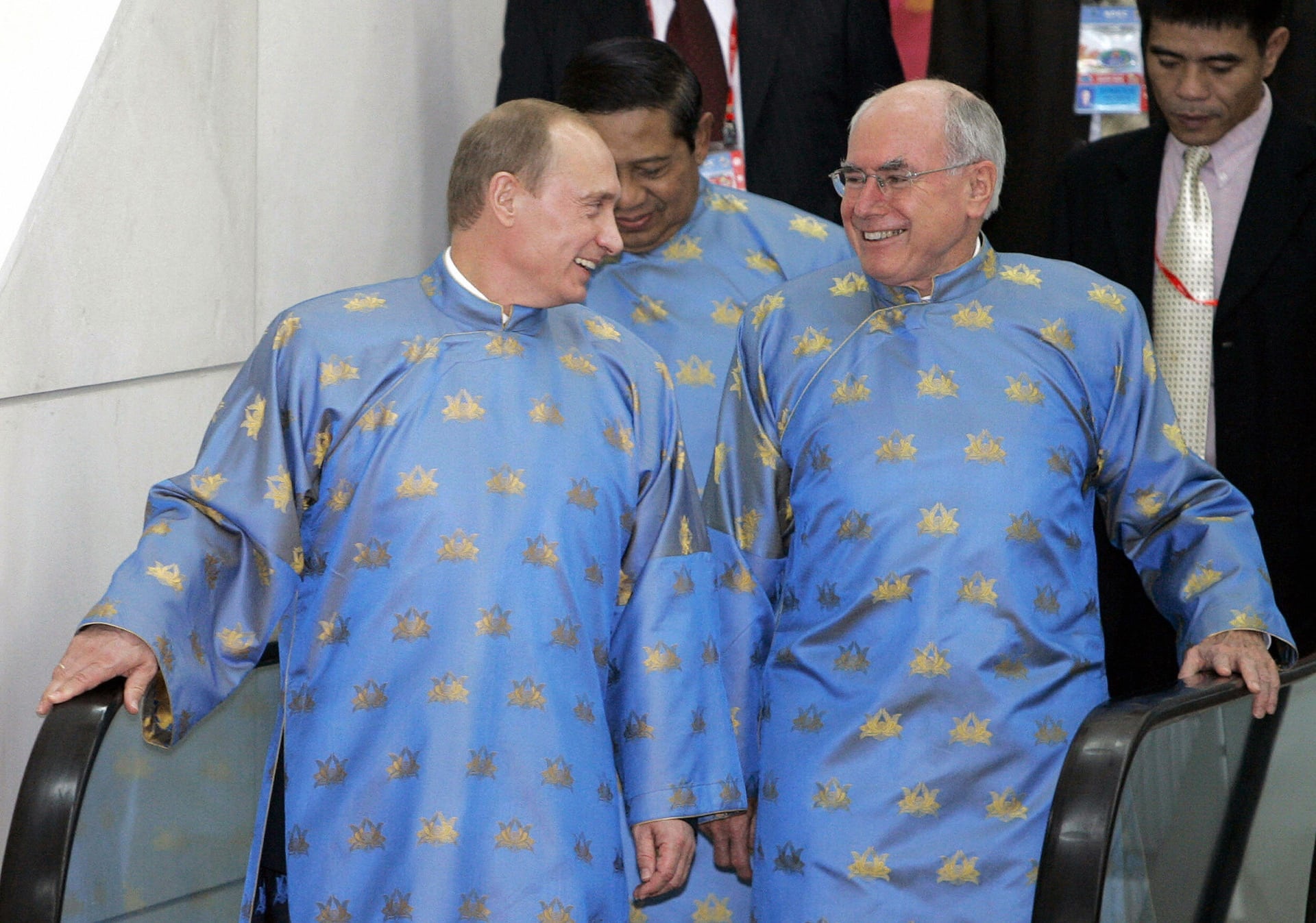 Trang phuc doc dao du APEC cua cac nha lanh dao the gioi hinh anh