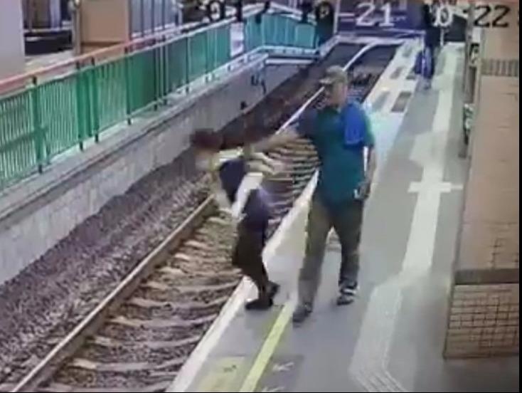 Bi bat vi day nguoi lao cong xuong duong ray o Hong Kong hinh anh