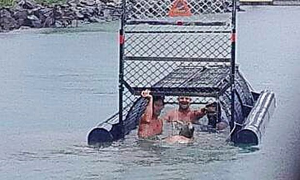 Nhom nguoi Australia choi dua trong bay ca sau bi chi trich hinh anh