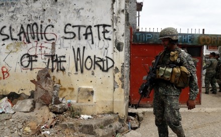 Nguoi Philippines than trong tro ve Marawi giua tieng sung hinh anh