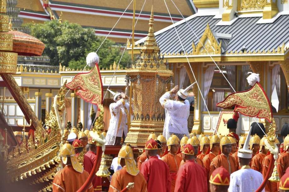 Binh di cot rong va nhung nghi thuc la trong le hoa tang vua Thai hinh anh