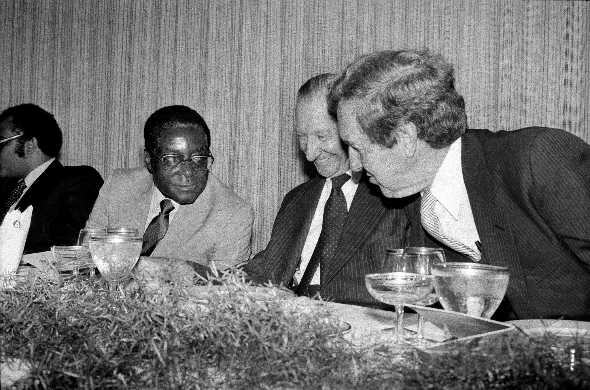 Mugabe: Tu anh hung giai phong cho den sup do 'khong the quay dau' hinh anh