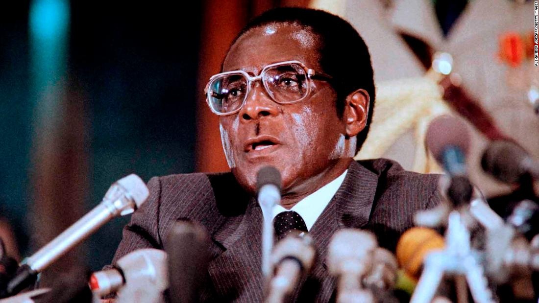 Tong thong Zimbabwe Mugabe: 37 nam cam quyen va 2 doi vo hinh anh