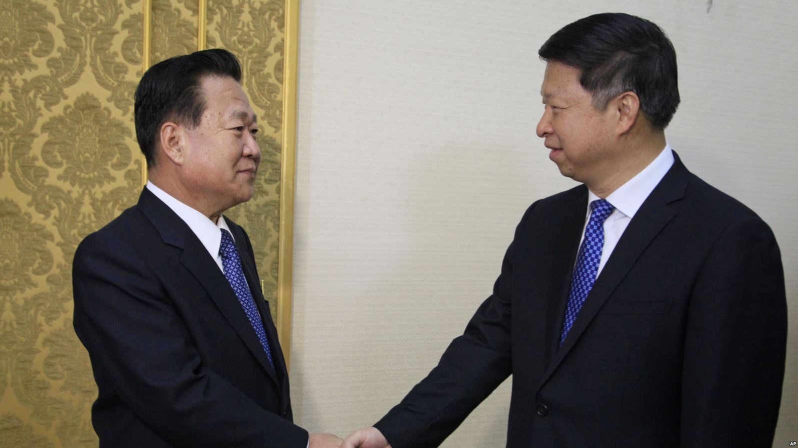 Dac phai vien Trung Quoc dau tien toi Trieu Tien sau 2 nam hinh anh