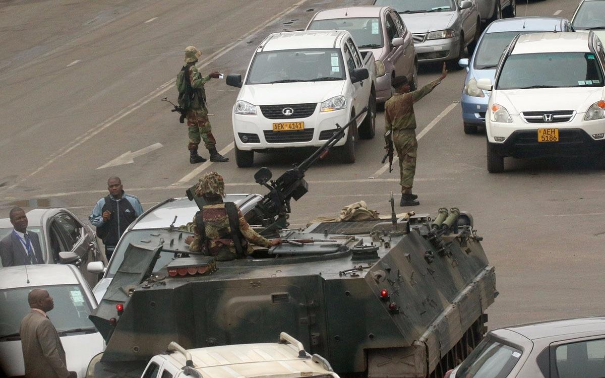 Xe thiet giap xam chiem duong pho Zimbabwe vao top anh tuan hinh anh