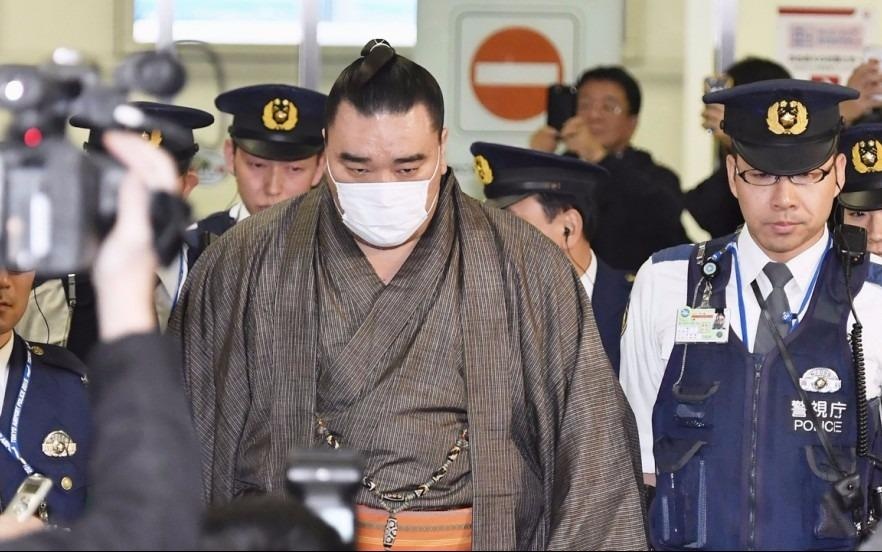 Nha vo dich sumo bi de nghi phat nang vi tan cong dan em hinh anh