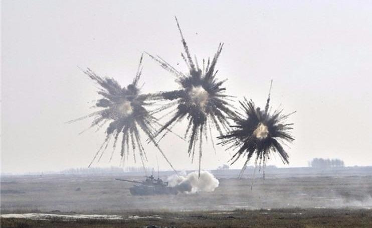 Bien phong Trung Quoc tap tran sau khi dong cua ngo Trieu Tien hinh anh